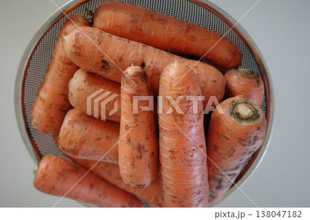 very fresh organic carrots bunch 138047182