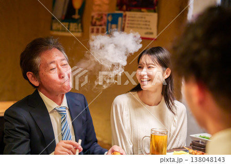 居酒屋でタバコを吸いながらお酒を飲む中年の男性 居酒屋でタバコを吸いながらお酒を飲む中年の男性 138048143
