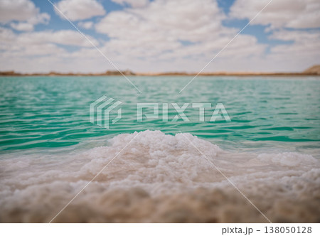 シーワ・オアシスの塩湖に広がるエメラルド色の水面と塩の結晶 138050128