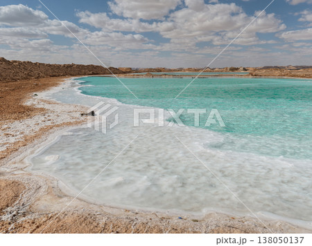 シーワ・オアシスの塩湖に広がる白い塩の結晶とターコイズブルーの水辺風景 シーワ・オアシスの塩湖に広がる白い塩の結晶とターコイズブルーの水辺風景 138050137
