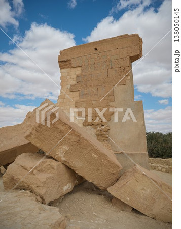 シーワ・オアシスのウム・ウバイド神殿遺跡と崩れた石柱 138050145