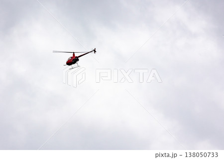 空を飛ぶ赤いヘリコプターとコピースペース 138050733
