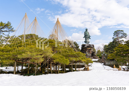 雪の兼六園に佇む銅像「明治紀念之標」と雪吊りの冬景色 雪の兼六園に佇む銅像「明治紀念之標」と雪吊りの冬景色 138050839