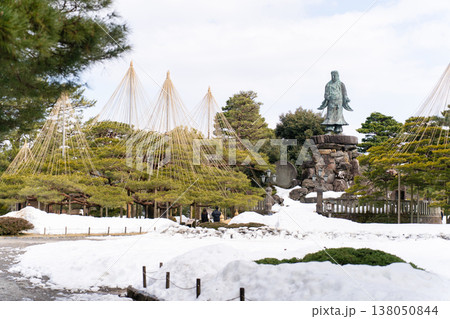 雪の兼六園に佇む銅像「明治紀念之標」と雪吊りの冬景色 雪の兼六園に佇む銅像「明治紀念之標」と雪吊りの冬景色 138050844