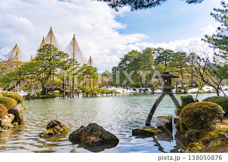 兼六園の霞ヶ池と徽軫灯籠 兼六園の霞ヶ池と徽軫灯籠 138050876