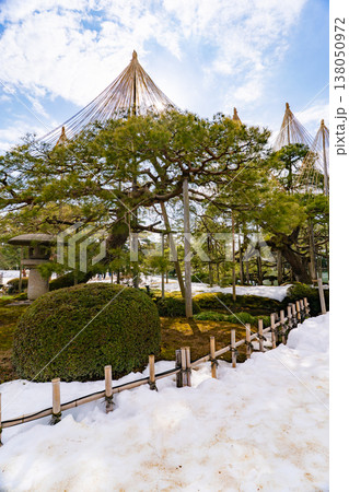 兼六園の雪吊り美しい空の日本庭園風景 138050972
