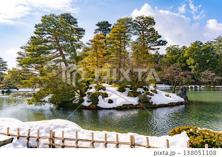 兼六園の霞ヶ池に浮かぶ蓬莱島と雪景色が美しい日本庭園風景 138051108