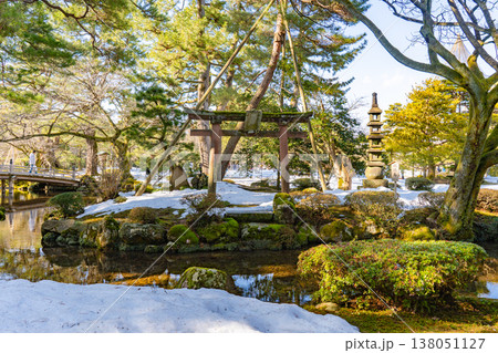 兼六園の鳥居と石灯籠 兼六園の鳥居と石灯籠 138051127