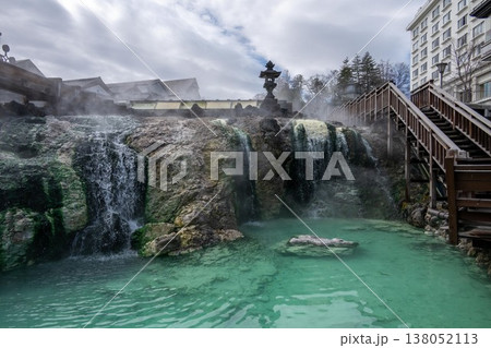 群馬県　湯けむりの草津温泉の風景 138052113