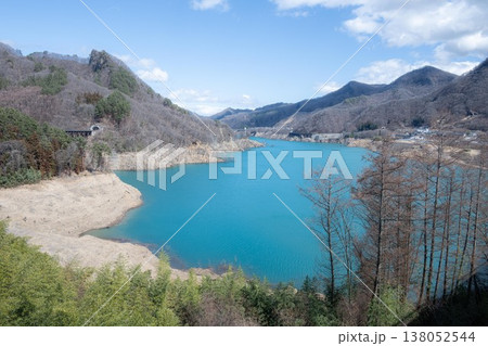 群馬県　奥四万湖の春の風景 138052544