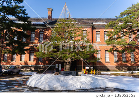 石川四高記念文化交流館と雪吊りの冬景色 石川四高記念文化交流館と雪吊りの冬景色 138052558