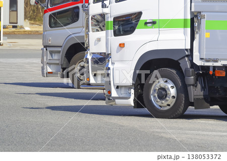 パーキングエリアに並ぶ大型トラックの車列 138053372