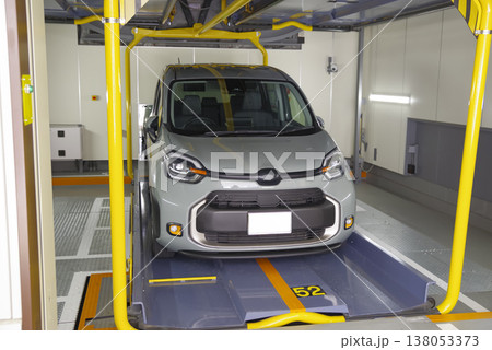 機械式駐車場に入出庫するコンパクトカー 機械式駐車場に入出庫するコンパクトカー 138053373