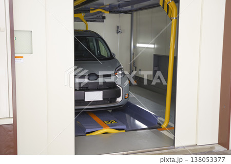機械式駐車場に入出庫するコンパクトカー 138053377