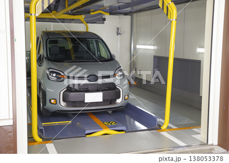 機械式駐車場に入出庫するコンパクトカー 138053378