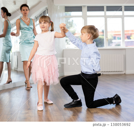 Boy and girl in pair train to dance contemporary vigorous hustle during classes. 138053692