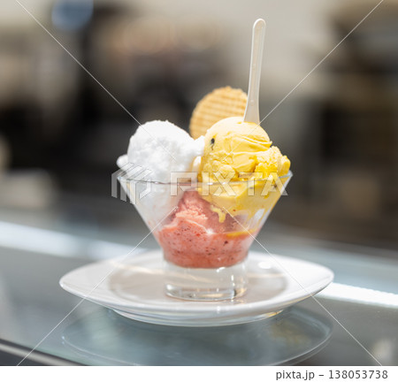 Glass bowl serves chocolate and strawberry ball ice cream Glass bowl serves chocolate and strawberry ball ice cream 138053738
