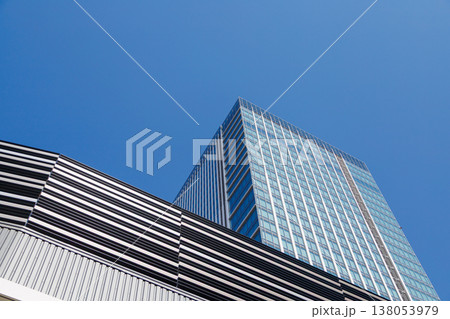 青空に映える高層ビル 138053979
