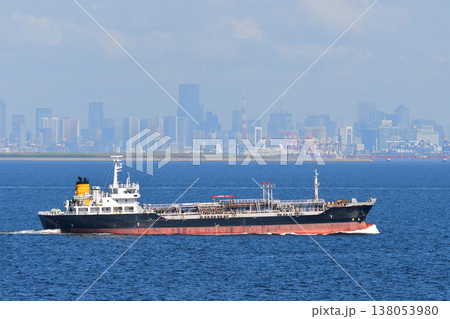 東京湾を航行するオイルタンカー 東京湾を航行するオイルタンカー 138053980