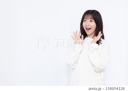 笑顔でびっくり驚いている女性 笑顔でびっくり驚いている女性 138054126