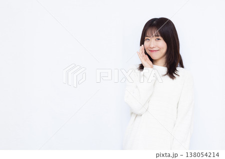 笑顔で呼びかけている女性 笑顔で呼びかけている女性 138054214