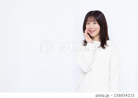 笑顔で呼びかけている女性 138054215