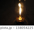 夜のキャンプを照らすオイルランタンの炎 138054225