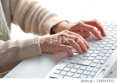 タイピングの練習をするシニアの手元イメージ 138054232