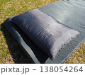キャンプ用エアピローとマットの使用イメージ 138054264