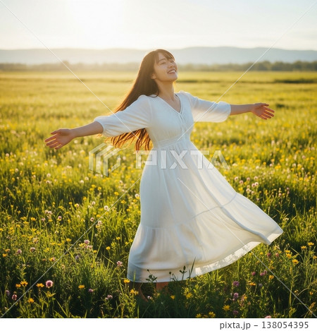 草原で踊っている白いワンピースを着た若い女性 138054395