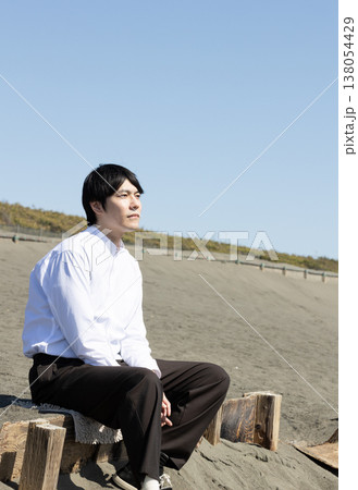 海岸で寛ぐ男性 138054429