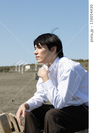 海岸で寛ぐ男性 138054430