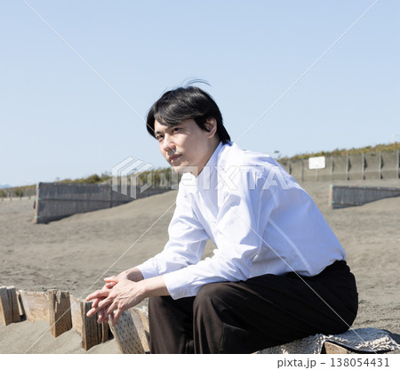 海岸で寛ぐ男性 138054431