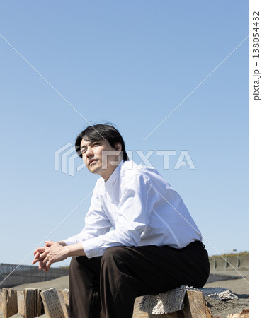 海岸で寛ぐ男性 138054432