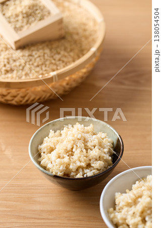 茶碗によそった玄米ごはん 茶碗によそった玄米ごはん 138054504