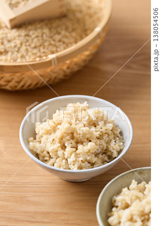 茶碗によそった玄米ごはん 茶碗によそった玄米ごはん 138054506