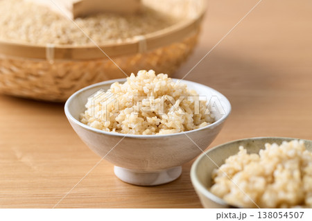 茶碗によそった玄米ごはん 茶碗によそった玄米ごはん 138054507