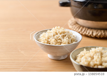 茶碗によそった玄米ごはん 茶碗によそった玄米ごはん 138054510
