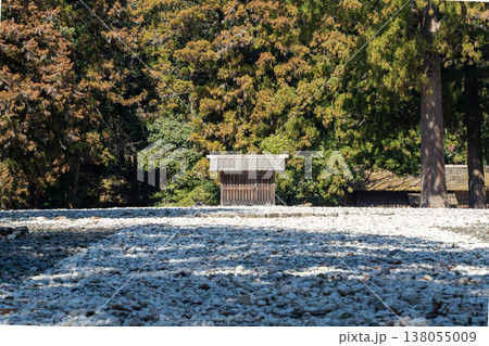 田舎の小さな神社の境内にある小さな祠 田舎の小さな神社の境内にある小さな祠 138055009