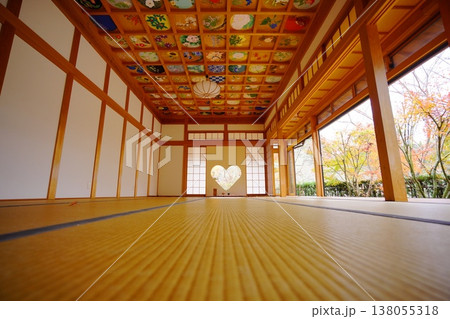 京都正寿院・ハートの窓と天井絵がある客殿 138055318