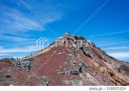富士登山　馬の背を登る登山者と剣ヶ峰 138055324