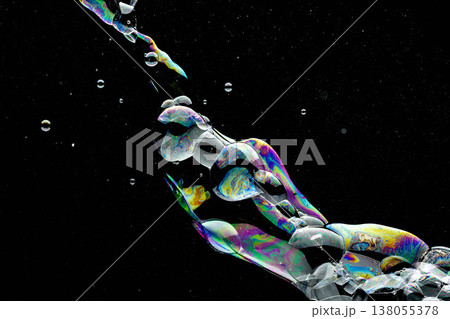 虹色に輝くシャボン玉の飛沫と泡のイメージ 138055378