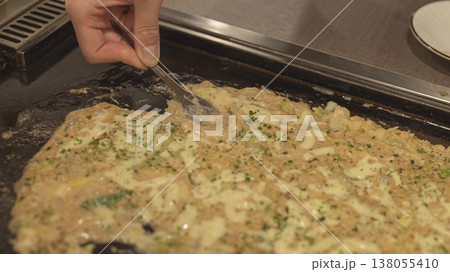 鉄板でもんじゃ焼きを焼く様子 東京 下町グルメ 鉄板でもんじゃ焼きを焼く様子 東京 下町グルメ 138055410