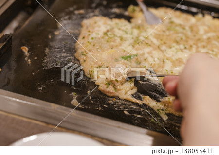 鉄板でもんじゃ焼きを焼く様子　東京　下町グルメ 138055411