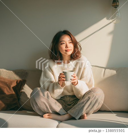 リビングでコーヒーを飲む若い女性 138055501
