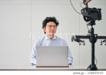 小規模で動画のニュースを配信をする撮影中のニュースキャスターの男性 138055537