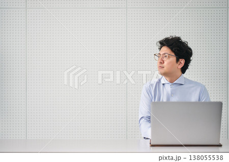 室内でパソコンを操作する眼鏡をかけた30代の会社員の男性 138055538