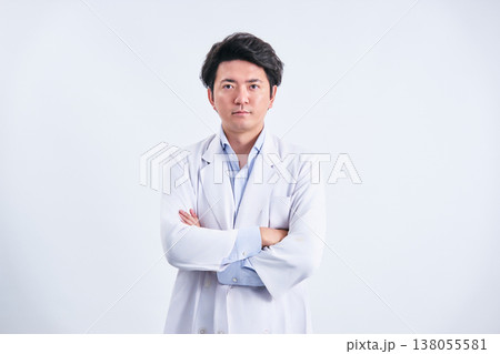 白背景の前で腕組みをする白衣姿の30代の男性の医師のカメラ目線 138055581