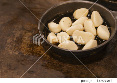 鉄板で焼くにんにくのオイル焼き　居酒屋　一品料理 138055611