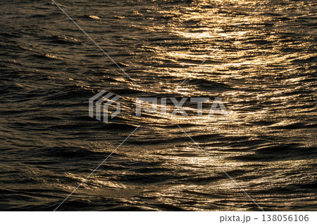 夕日に照らされる海面 138056106